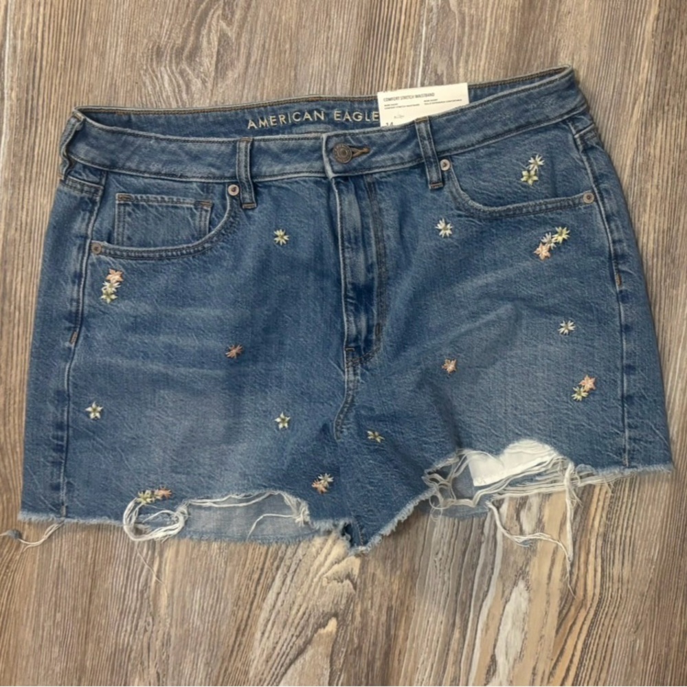 NWT American Eagle Outfitters Blue Jean Mom Shorts with Floral Embroidery - 14